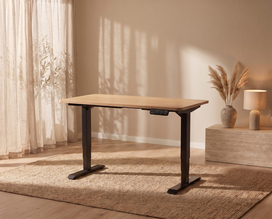 Bureau assis-debout PROBYTE dans un intérieur lumineux